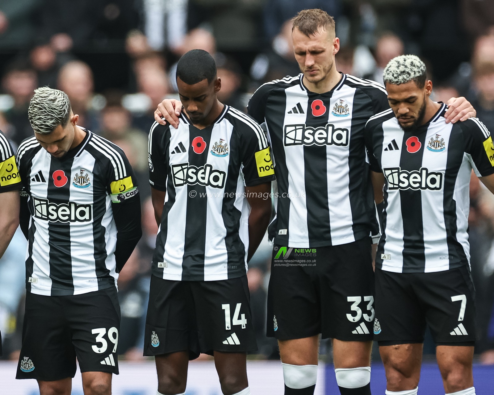 Bruno GuimarÃ£es of Newcastle United Alexander Isak of Newcastle United Dan Burn of Newcastle United and Joelinton of Newcastle United during the Premier League match Newcastle United vs Arsenal at St. James's Park, Newcastle, United Kingdom, 2nd November 2024

(Photo by Mark Cosgrove/News Images)