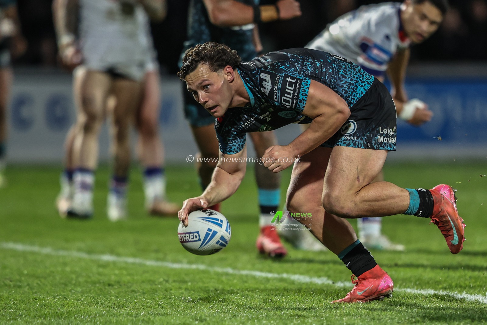 Lachlan Lam of Leigh Leopards goes over for a try during the Betfred Challenge Cup Quarter Final match Wakefield Trinity vs Leigh Leopards at DIY Kitchens Stadium, Wakefield, United Kingdom, 4th April 2025

(Photo by Alfie Cosgrove/News Images)