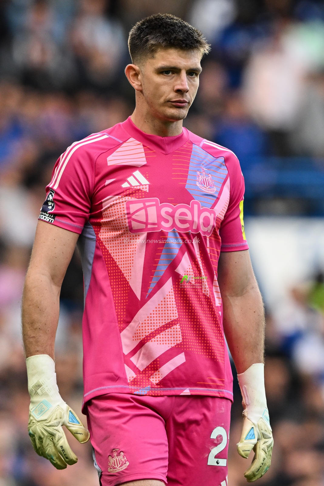 Nick Pope of Newcastle United during the Premier League match Chelsea vs Newcastle United at Stamford Bridge, London, United Kingdom, 27th October 2024

(Photo by Cody Froggatt/News Images)