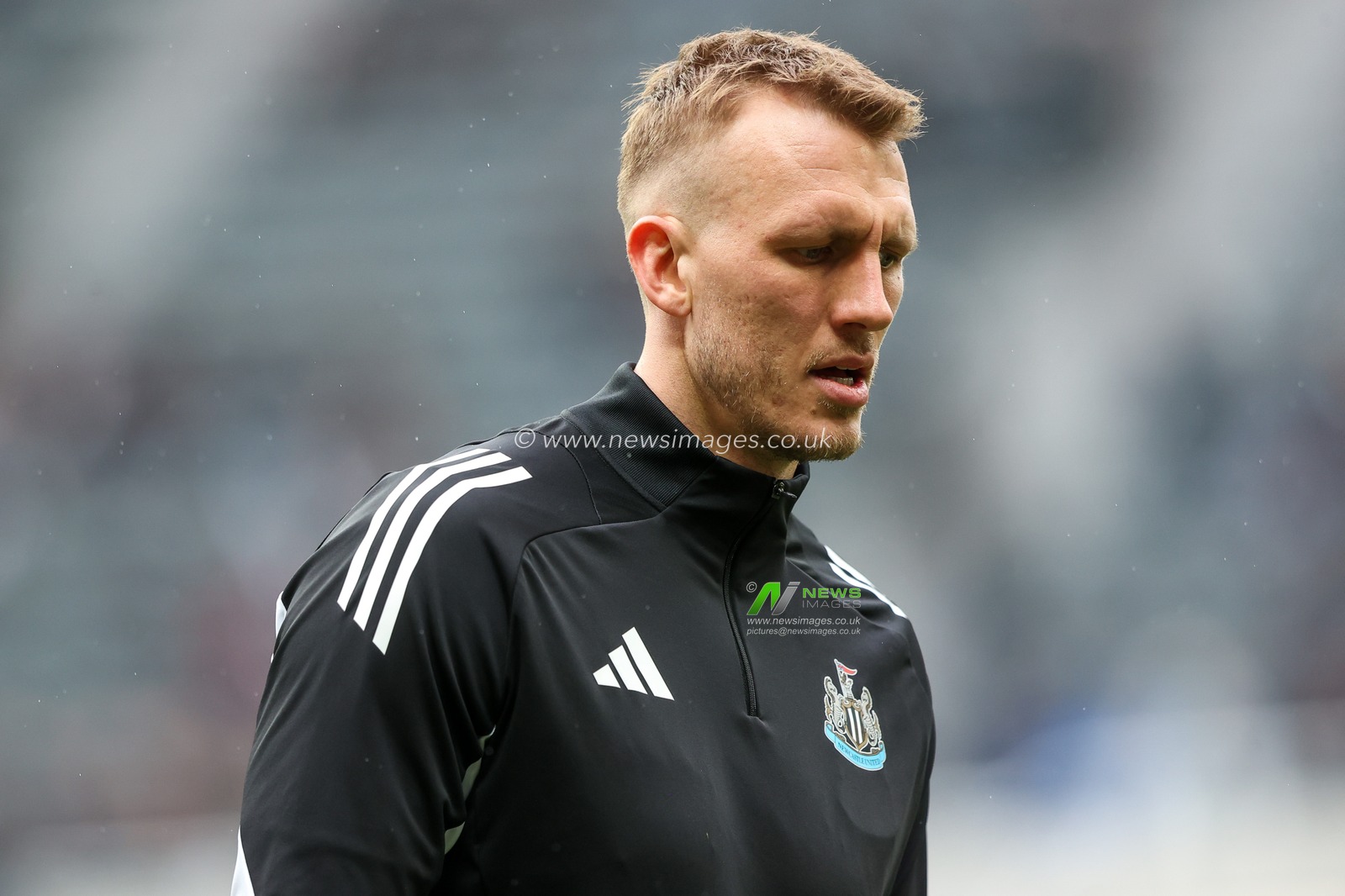 Dan Burn of Newcastle United warms up prior to the Premier League match Newcastle United vs Nottingham Forest at St. James's Park, Newcastle, United Kingdom, 23rd February 2025

(Photo by Alfie Cosgrove/News Images)