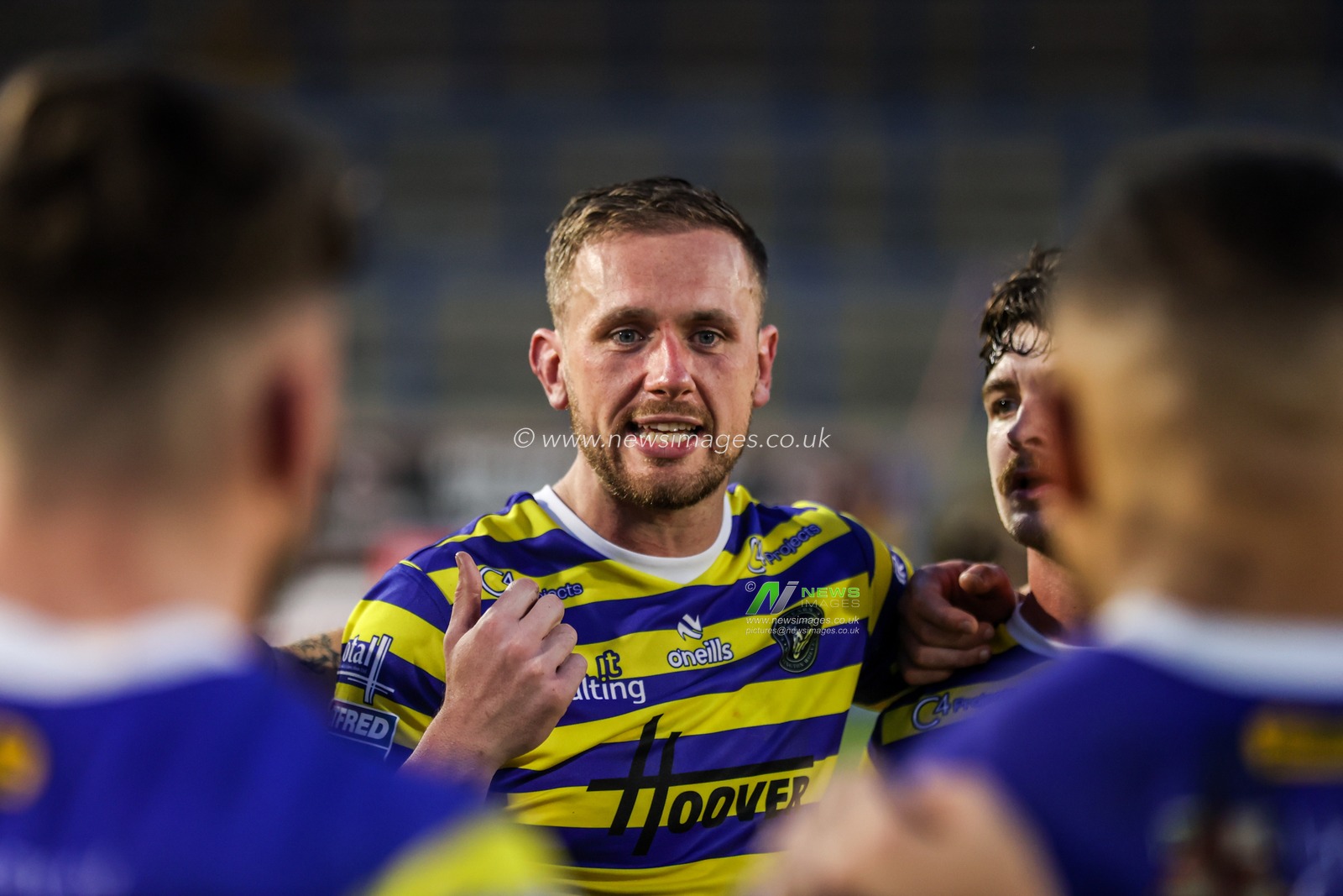 A team huddle lead by Ben Currie of Warrington Wolves after the game during the Betfred Super League round 15 match Warrington Wolves vs Leeds Rhinos at The Halliwell Jones Stadium, Warrington, United Kingdom on 18 June 2026

(Photo by Alfie Cosgrove/News Images)