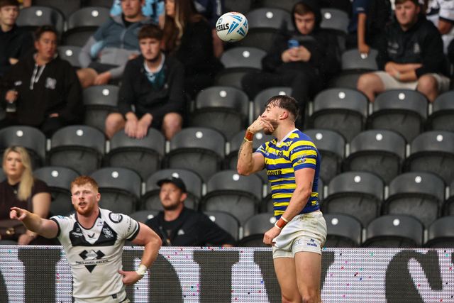 Matty Ashton of Warrington Wolves celebrates his try during the Betfred Super League round 25 match Hull FC vs Warrington Wolves at MKM Stadium, Hull, United Kingdom on 29 August 2026

(Photo by Alfie Cosgrove/News Images)
