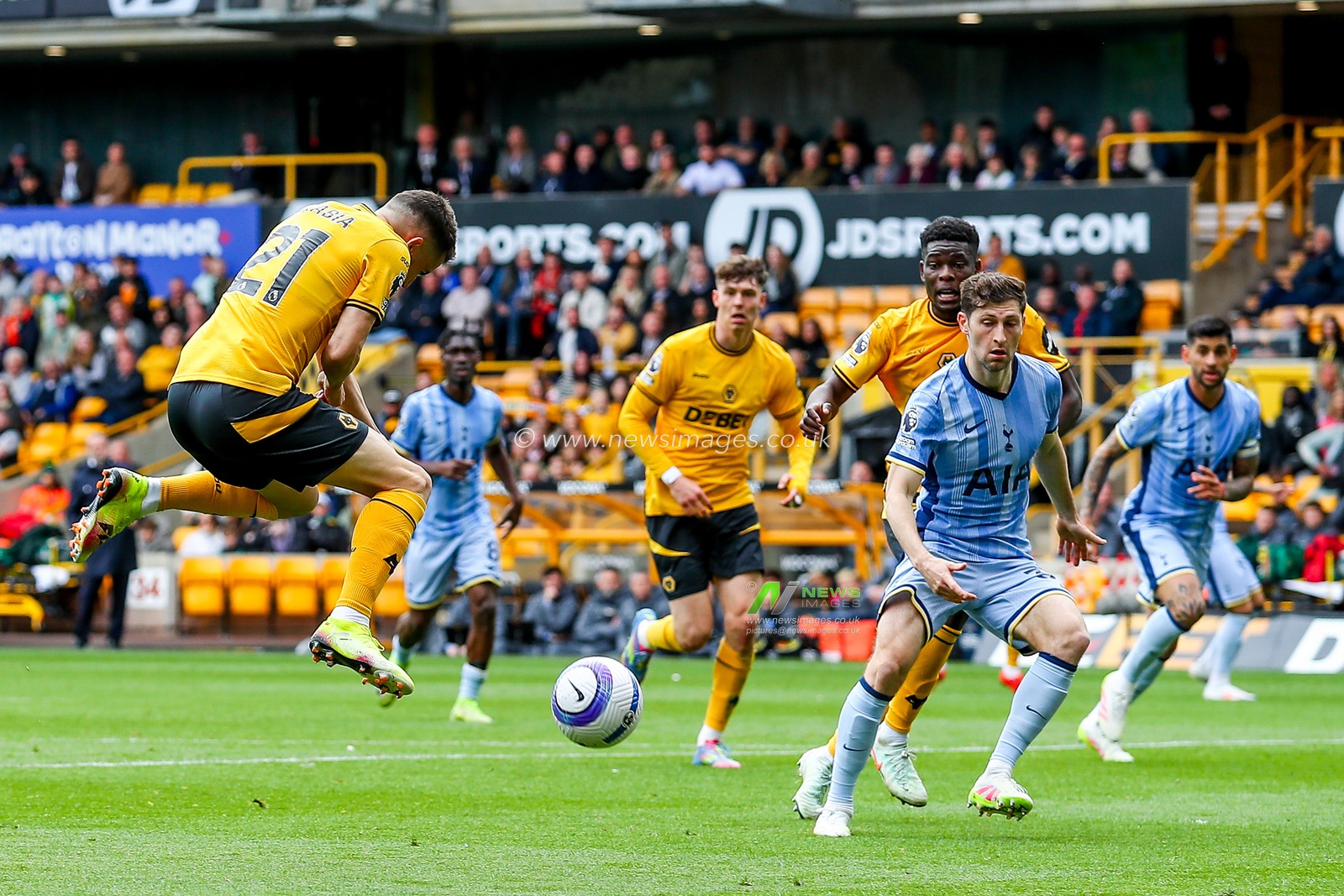 Pablo Sarabia of Wolverhampton Wanderers heads the ball during the Premier League match Wolverhampton Wanderers vs Tottenham Hotspur at Molineux, Wolverhampton, United Kingdom, 13th April 2025

(Photo by Gareth Evans/News Images)