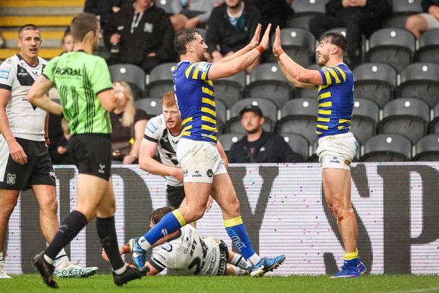 Matty Ashton of Warrington Wolves celebrates his try during the Betfred Super League round 25 match Hull FC vs Warrington Wolves at MKM Stadium, Hull, United Kingdom on 29 August 2026

(Photo by Alfie Cosgrove/News Images)