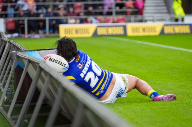 James Bentley of Warrington Wolves slams into the advert board during the Betfred Super League round 14 match St Helens vs Warrington Wolves at The BrewDog Stadium, St Helens, United Kingdom on 11 June 2026

(Photo by Maynard Manyowa/News Images)