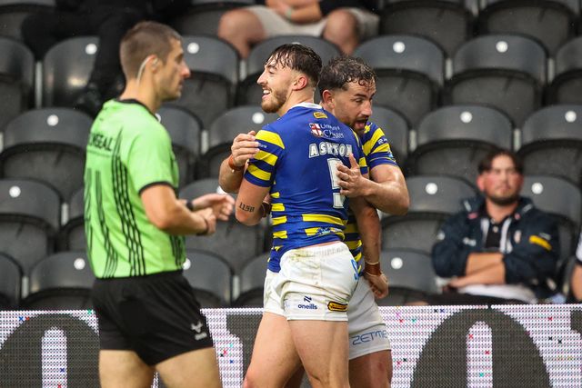 Matty Ashton of Warrington Wolves celebrates his try during the Betfred Super League round 25 match Hull FC vs Warrington Wolves at MKM Stadium, Hull, United Kingdom on 29 August 2026

(Photo by Alfie Cosgrove/News Images)