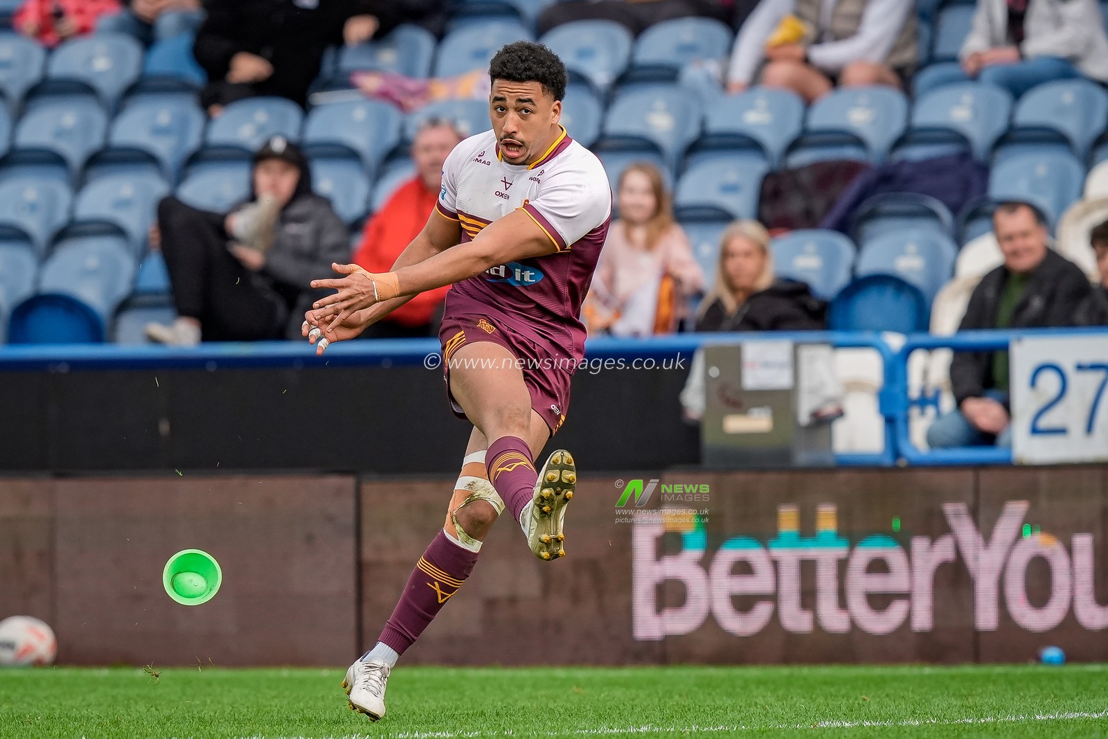 Tanguy Zenon of Huddersfield Giants misses a conversion kick during the Betfred Super League round 7 match Huddersfield Giants vs York Knights at Accu Stadium, Huddersfield, United Kingdom on 04 April 2026

(Photo by Maynard Manyowa/News Images)