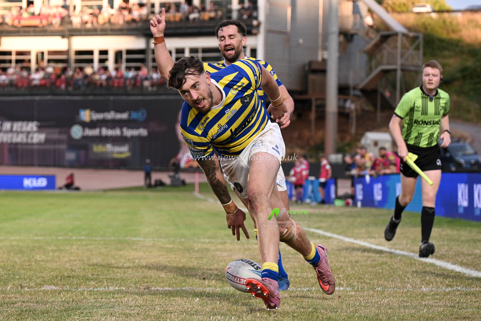 Matty Ashton of Warrington Wolves scores his team's eighth try during the Betfred Super League round 22 match Bradford Bulls vs Warrington Wolves at Odsal Stadium, Bradford, United Kingdom on 08 August 2026

(Photo by Ben Roberts/News Images)