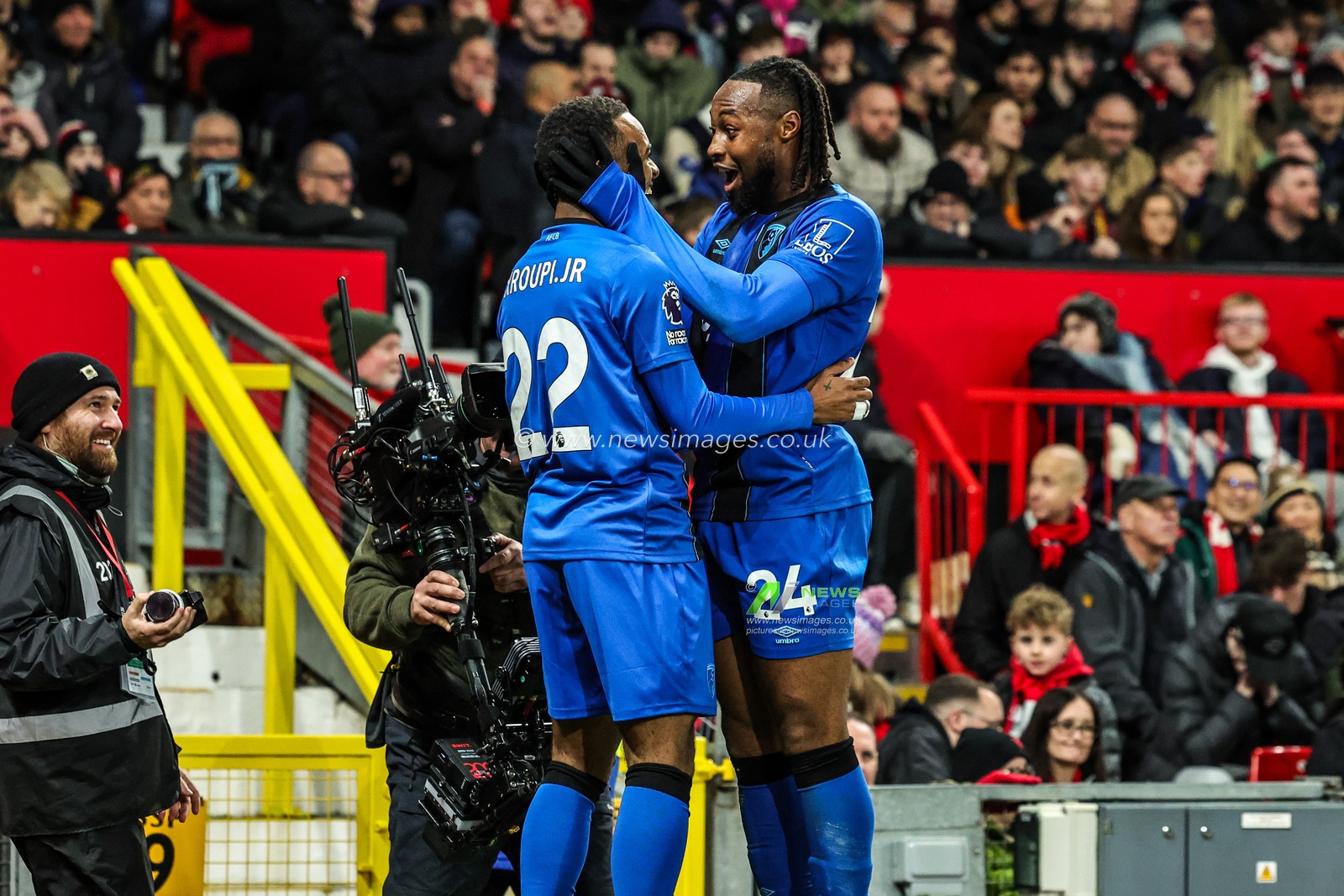 Eli Junior Kroupi of Bournemouth celebrates his goal to make it 4-4 during the Premier League match Manchester United vs Bournemouth at Old Trafford, Manchester, United Kingdom, 15th December 2025

(Photo by Mark Cosgrove/News Images)

*** GER AUT SUI OUT ***