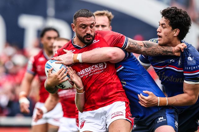 Elliot Minchella of Hull KR is tackled by Ky Rodwell of Wakefield Trinity during the Betfred Super League round 13 match Wakefield Trinity vs Hull KR at DIY Kitchens Stadium, Wakefield, United Kingdom on 06 June 2026

(Photo by Alfie Cosgrove/News Images)