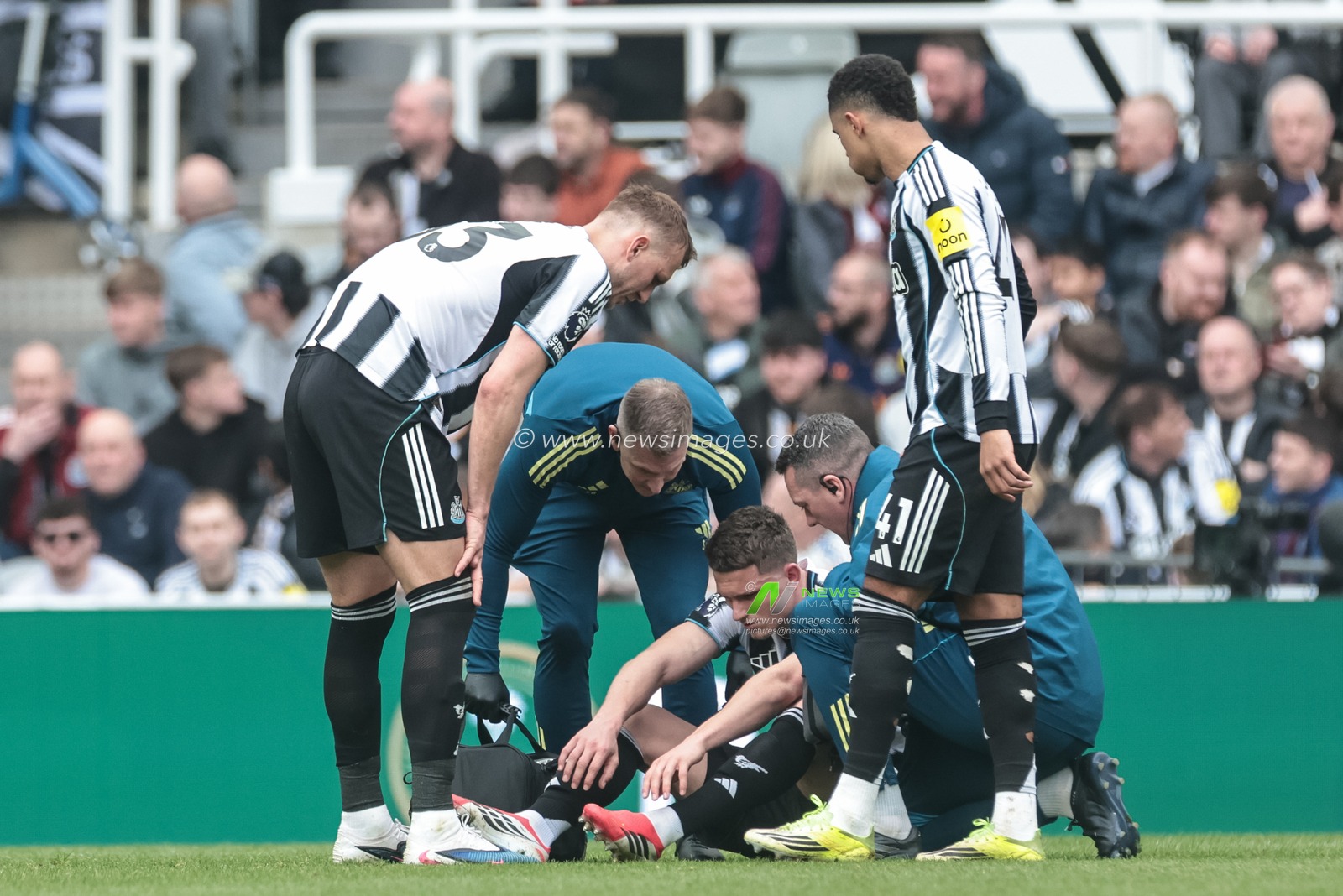 Sven Botman of Newcastle United receives treatment before been substituted off due to injury during the Premier League match Newcastle Untied vs Sunderland at St. James's Park, Newcastle, United Kingdom on 22 March 2026

(Photo by Mark Cosgrove/News Images)