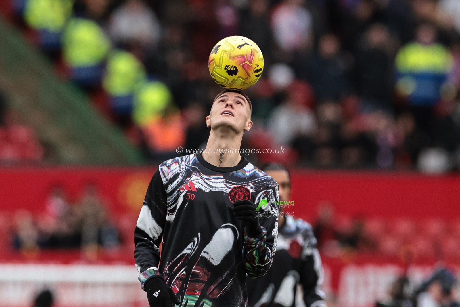 Benjamin Sesko of Manchester United in the pregame warmup session during the Premier League match Manchester United vs Crystal Palace at Old Trafford, Manchester, United Kingdom on 01 March 2026

(Photo by Mark Cosgrove/News Images)
