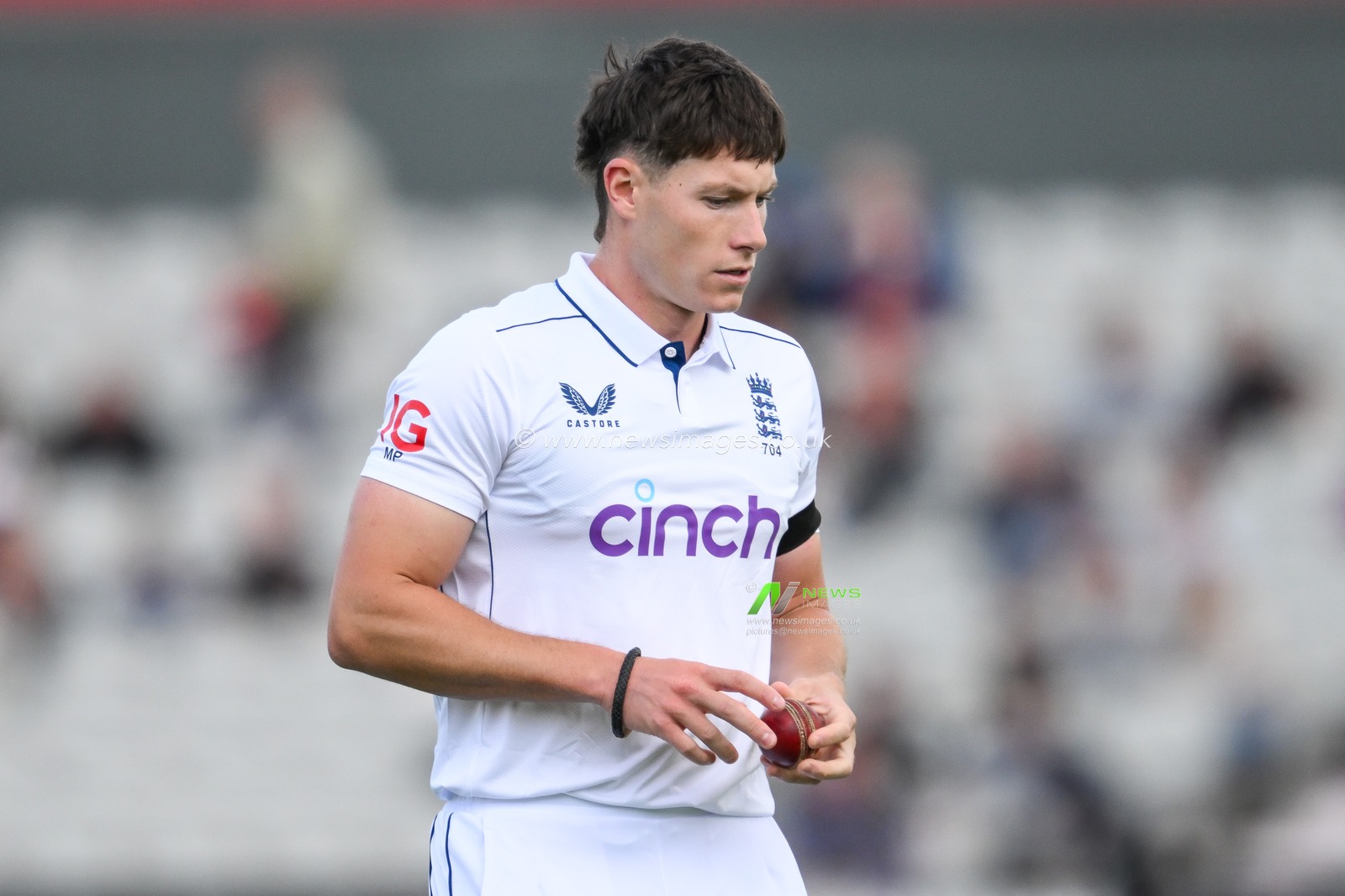 Matthew Potts of England prepares to bowl during the England Men v Sri Lanka 1st Rothesay Test Match Day 4 at Old Trafford, Manchester, United Kingdom, 24th August 2024

(Photo by Craig Thomas/News Images)