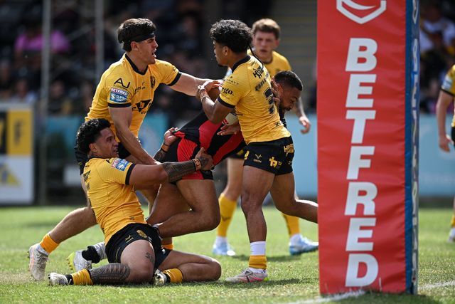 Toafofoa Sipley of Warrington Wolves scores a try during the Betfred Super League round 21 match Castleford Tigers vs Warrington Wolves at OneBore Stadium, Castleford, Untied Kingdom on 01 August 2026

(Photo by Ben Roberts/News Images)
