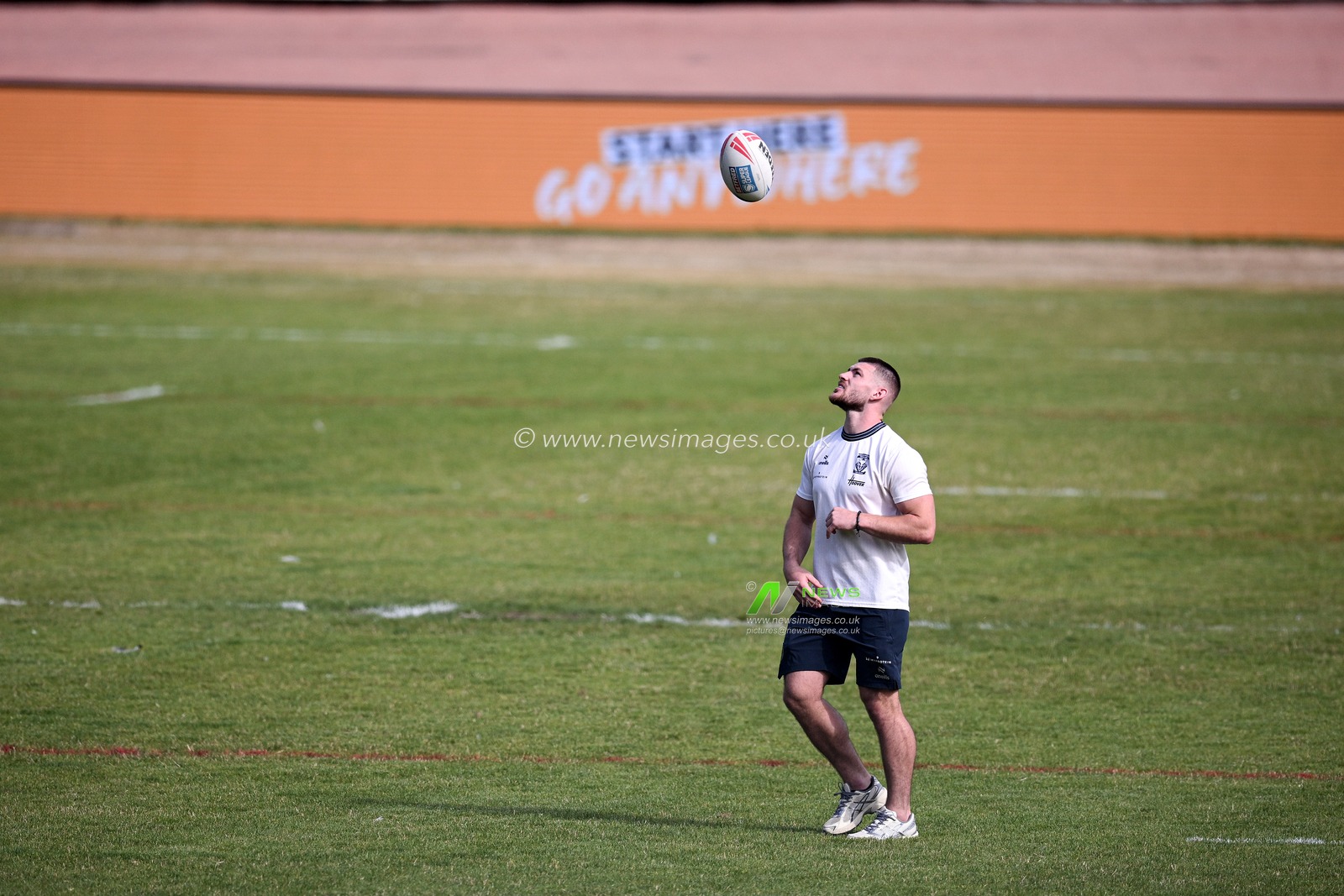 Danny Walker of Warrington Wolves with a ball prior to the Betfred Super League round 22 match Bradford Bulls vs Warrington Wolves at Odsal Stadium, Bradford, United Kingdom on 08 August 2026

(Photo by Ben Roberts/News Images)