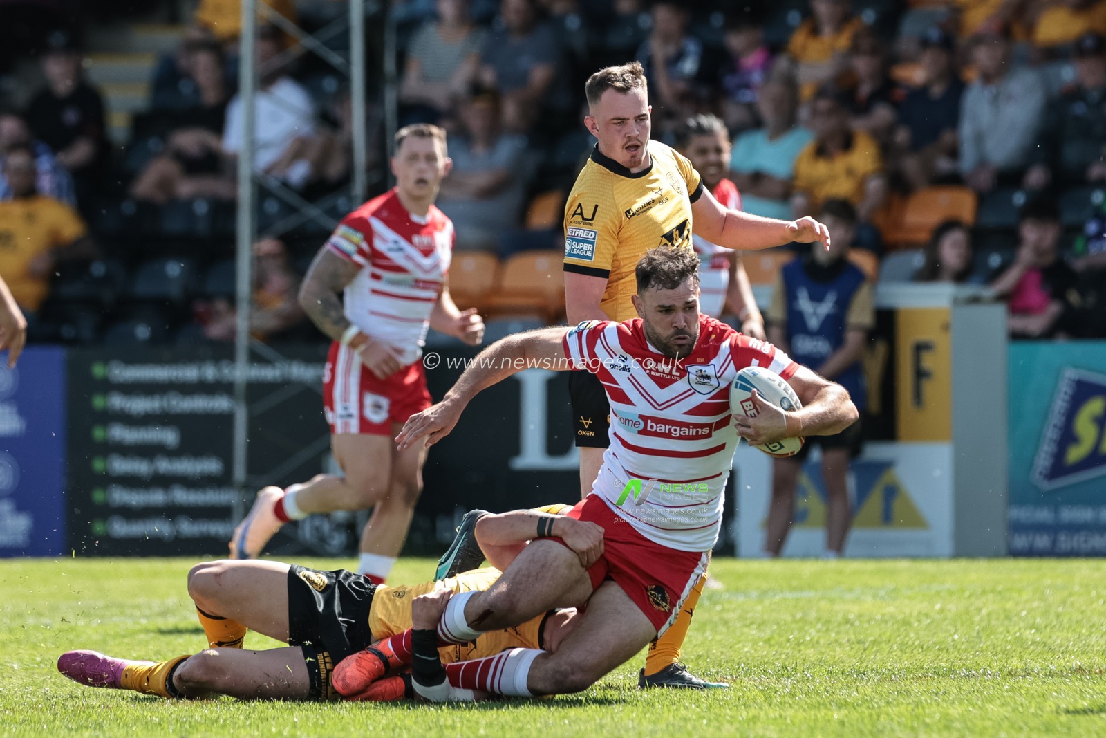 Alex Walmsley of St Helens R.F.C. is tackled during the Betfred Super League round 12 match Castleford Tigers vs St Helens at OneBore Stadium, Castleford, Untied Kingdom on 23 May 2026

(Photo by Mark Cosgrove/News Images)