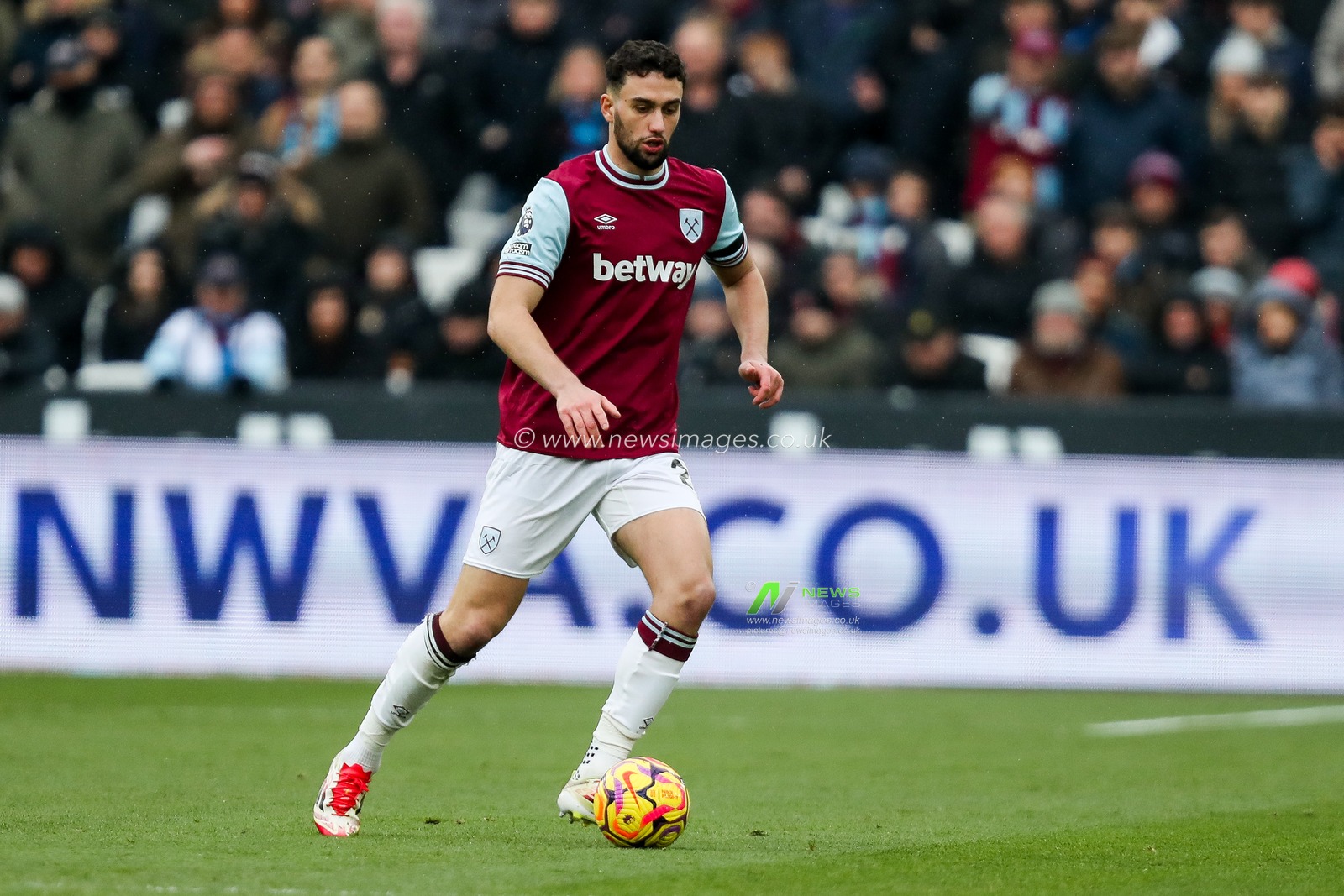 Maximilian Kilman of West Ham United runs with the ball during the Premier League match West Ham United vs Brentford at London Stadium, London, United Kingdom, 15th February 2025

(Photo by Izzy Poles/News Images)