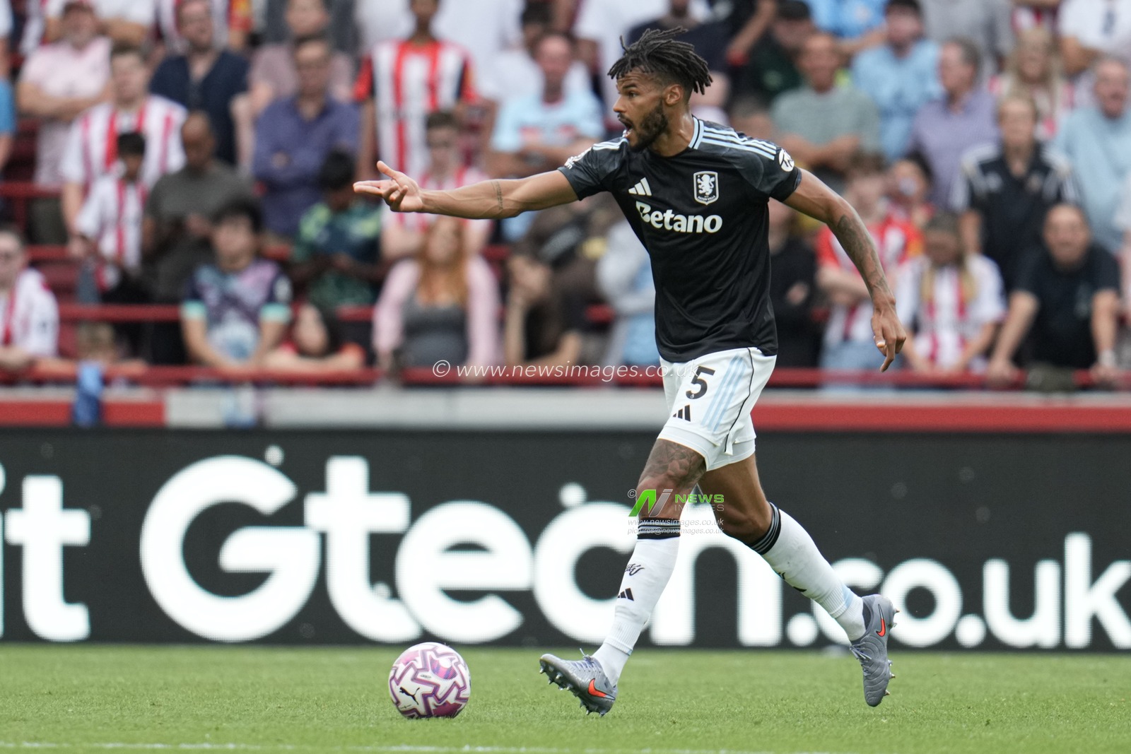 Tyrone Mings of Aston Villa during the Premier League match Brentford vs Aston Villa at The Gtech Community Stadium, London, United Kingdom, 23rd August 2025

(Photo by Harvey Murphy/News Images)