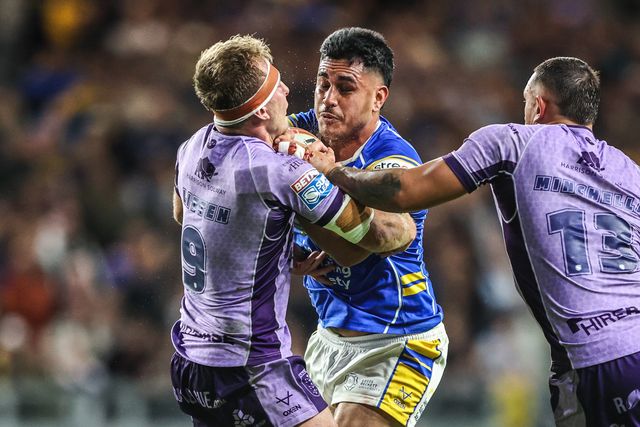 Keenan Palasia of Leeds Rhinos is tackled by Jez Litten of Hull KR and Elliot Minchella of Hull KR during the Betfred Super League round 23 match Leeds Rhinos vs Hull KR at Headingley Stadium, Leeds, United Kingdom, 21st August 2025

(Photo by Alfie Cosgrove/News Images)