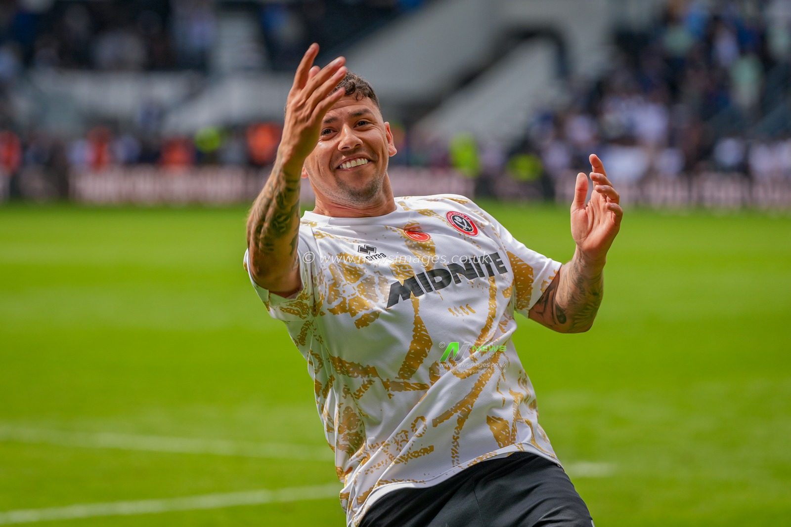 Gustavo Hamer of Sheffield United applauds the fans and celebrates his team victory after the final whistle  during the Sky Bet Championship match Derby County vs Sheffield United at Pride Park Stadium, Derby, United Kingdom on 02 May 2026

(Photo by Maynard Manyowa/News Images)