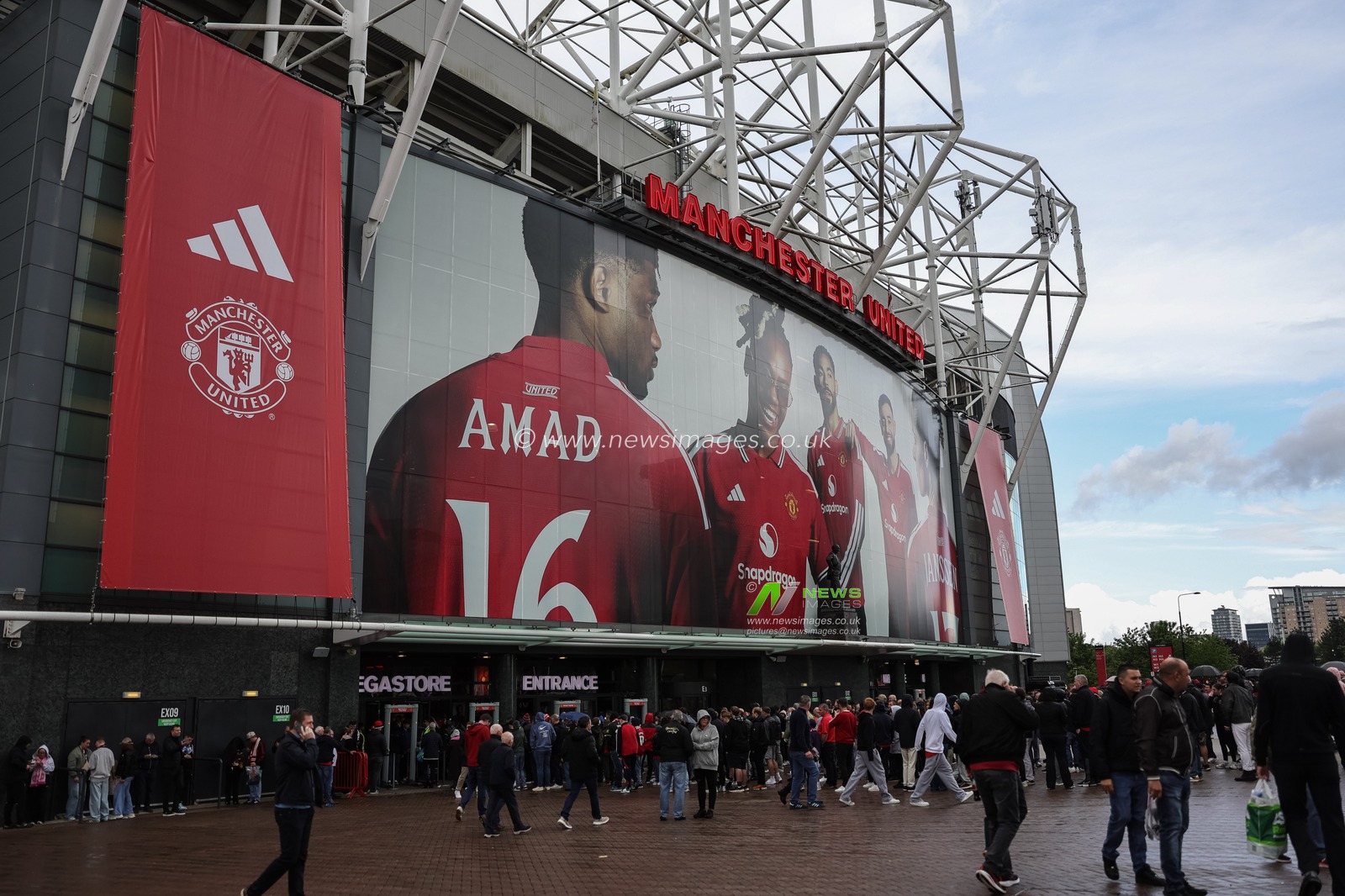 Manchester United fans line up outside Old Trafford during the Premier League match Manchester United vs Nottingham Forest at Old Trafford, Manchester, United Kingdom on 17 May 2026

(Photo by Mark Cosgrove/News Images)