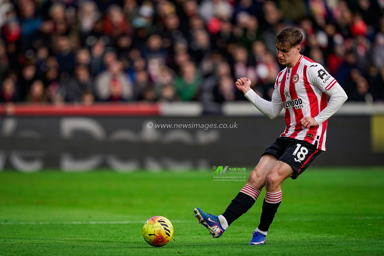 Yehor Yarmolyuk of Brentford makes a run with the ball  during the Premier League match Brentford vs Nottingham Forest at The Gtech Community Stadium, London, United Kingdom, 25th January 2026

(Photo by Maynard Manyowa/News Images)