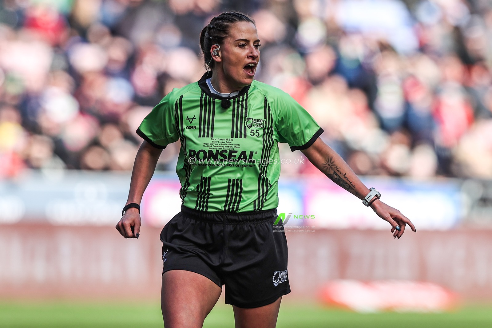 Referee Tara Jones gives instructions during the Betfred Super League round 6 match Wigan Warriors vs Huddersfield Giants at The Brick Community Stadium, Wigan, United Kingdom on 28 March 2026

(Photo by Alfie Cosgrove/News Images)