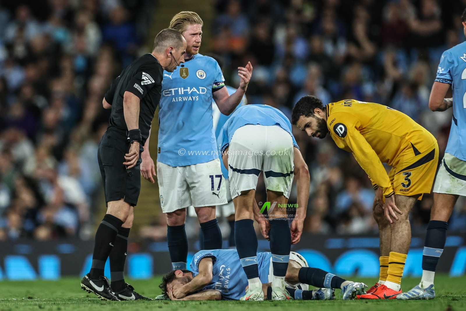Referee Peter Bankes checks on Ä°lkay GÃ¼ndoÄŸan of Manchester City during the Premier League match Manchester City vs Wolverhampton Wanderers at Etihad Stadium, Manchester, United Kingdom, 2nd May 2025

(Photo by Mark Cosgrove/News Images)