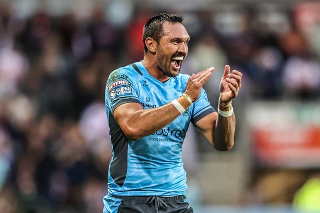Jordan Rapana of Hull FC applauds his teammates after St Helens drop the ball during the Betfred Super League round 23 match St Helens vs Hull FC at Totally Wicked Stadium, St Helens, United Kingdom, 22nd August 2025

(Photo by Alfie Cosgrove/News Images)