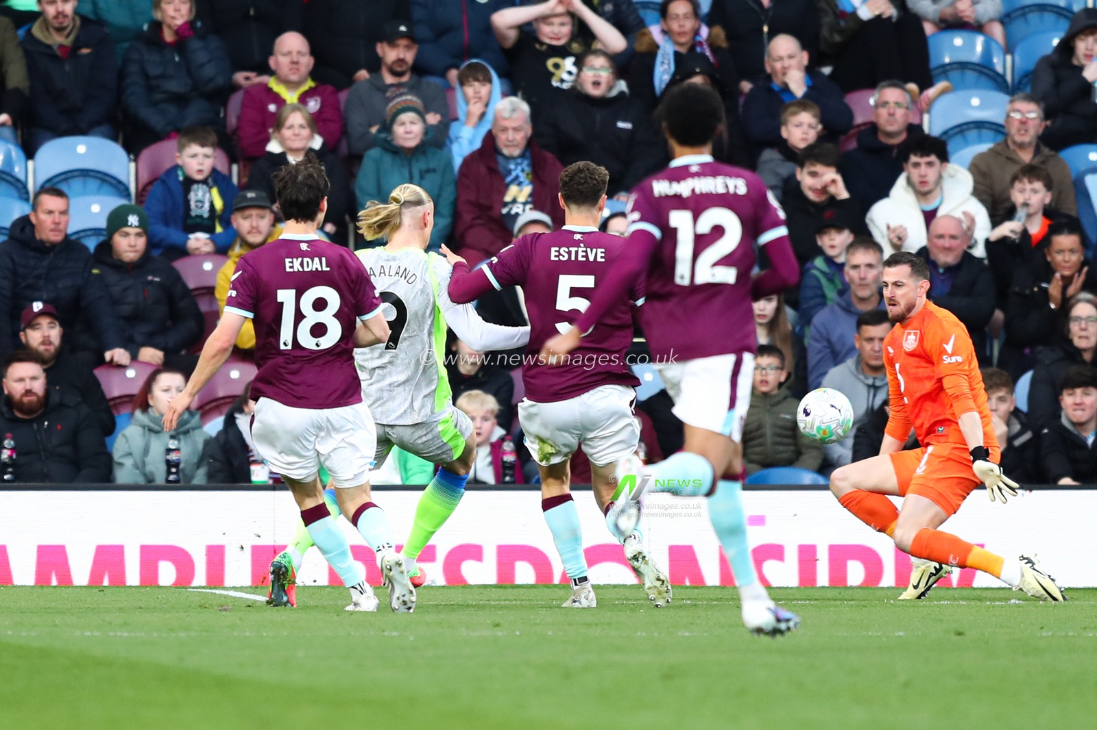Erling Haland of Manchester City shoots and scores to make it 0-1 during the Premier League match Burnley vs Manchester City at Turf Moor, Burnley, United Kingdom on 22 April 2026

(Photo by Jorge Horsted/News Images)