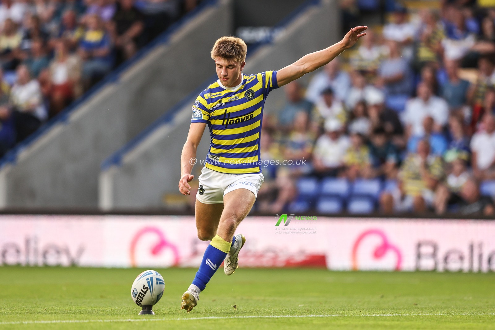 Ewan Irwin of Warrington Wolves converts for a goal during the Betfred Super League round 23 match Warrington Wolves vs York Knights at The Halliwell Jones Stadium, Warrington, United Kingdom on 13 August 2026

(Photo by Alfie Cosgrove/News Images)