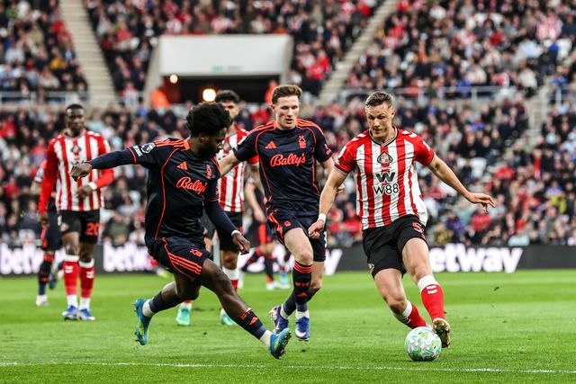 Daniel Ballard of Sunderland breaks with the ball under pressure from Ola Aina of Nottingham Forest during the Premier League match Sunderland vs Nottingham Forest at Stadium Of Light, Sunderland, United Kingdom on 24 April 2026

(Photo by Alfie Cosgrove/News Images)