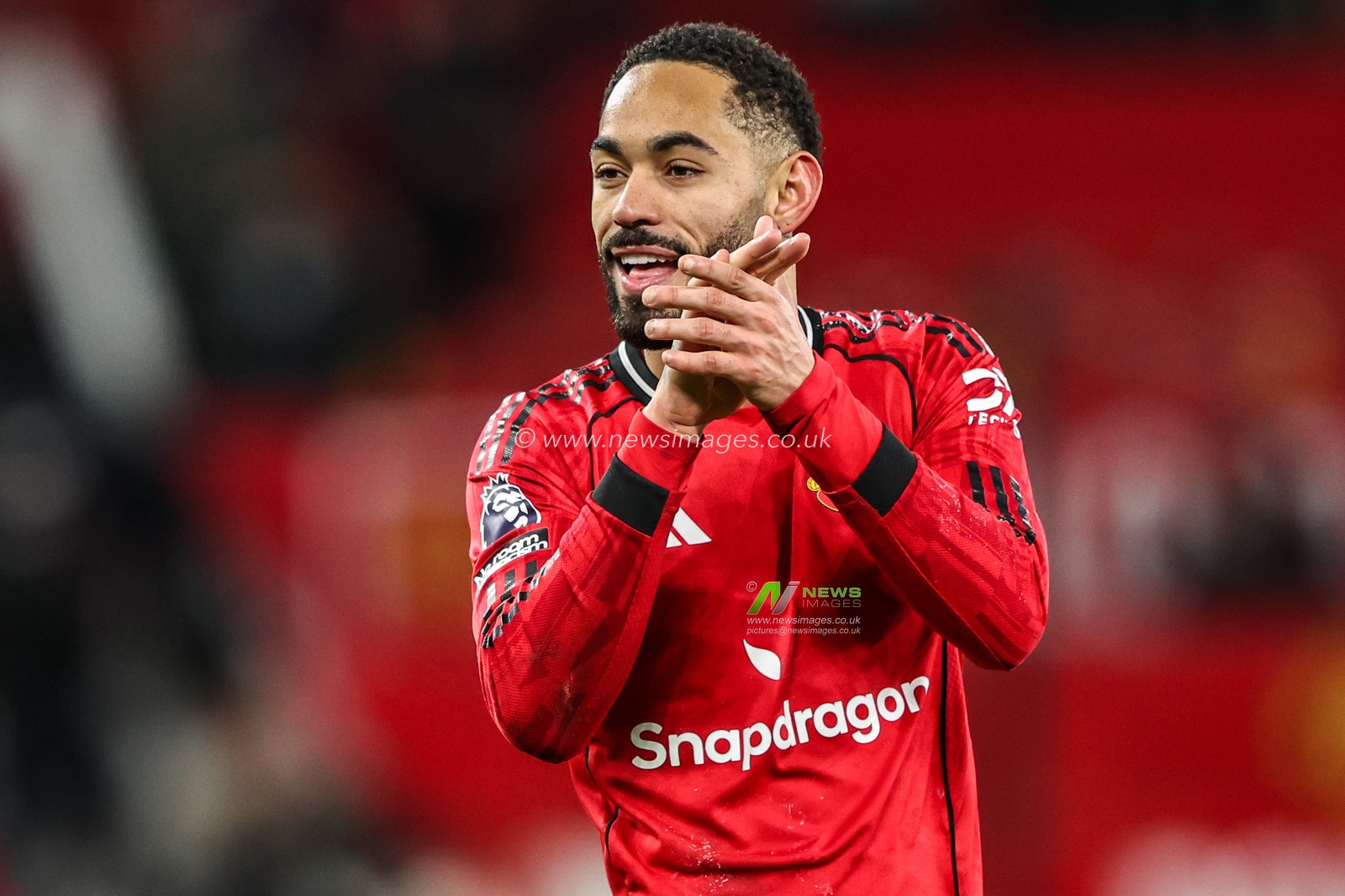 Matheus Cunha of Manchester Untied applauds the fans after the game during the Premier League match Manchester United vs Newcastle United at Old Trafford, Manchester, United Kingdom, 26th December 2025

(Photo by Alfie Cosgrove/News Images)

*** GER AUT SUI OUT ***