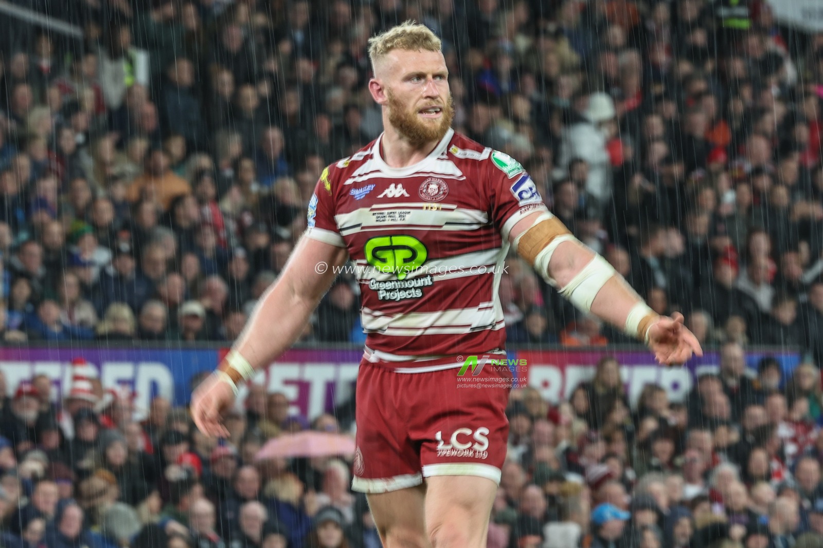 Luke Thompson of Wigan Warriors gets bombarded by hailstone during the Betfred Super League Grand Final match Wigan Warriors vs Hull KR at Old Trafford, Manchester, United Kingdom, 12th October 2024

(Photo by Mark Cosgrove/News Images)