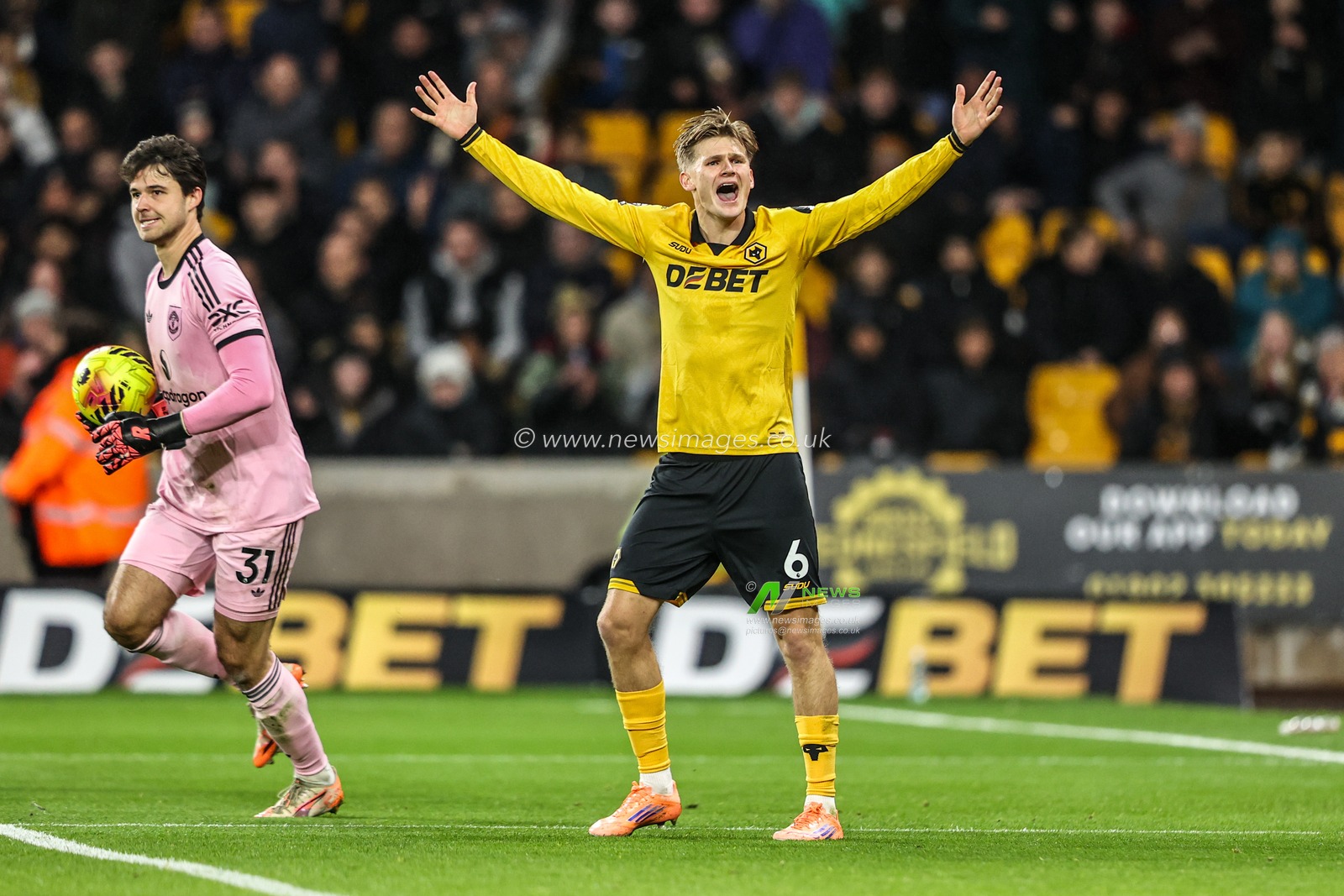 David Moller Wolfe of Wolverhampton Wanderers appeals for a corner during the Premier League match Wolverhampton Wanderers vs Manchester United at Molineux, Wolverhampton, United Kingdom, 8th December 2025

(Photo by Alfie Cosgrove/News Images)

*** GER AUT SUI OUT ***