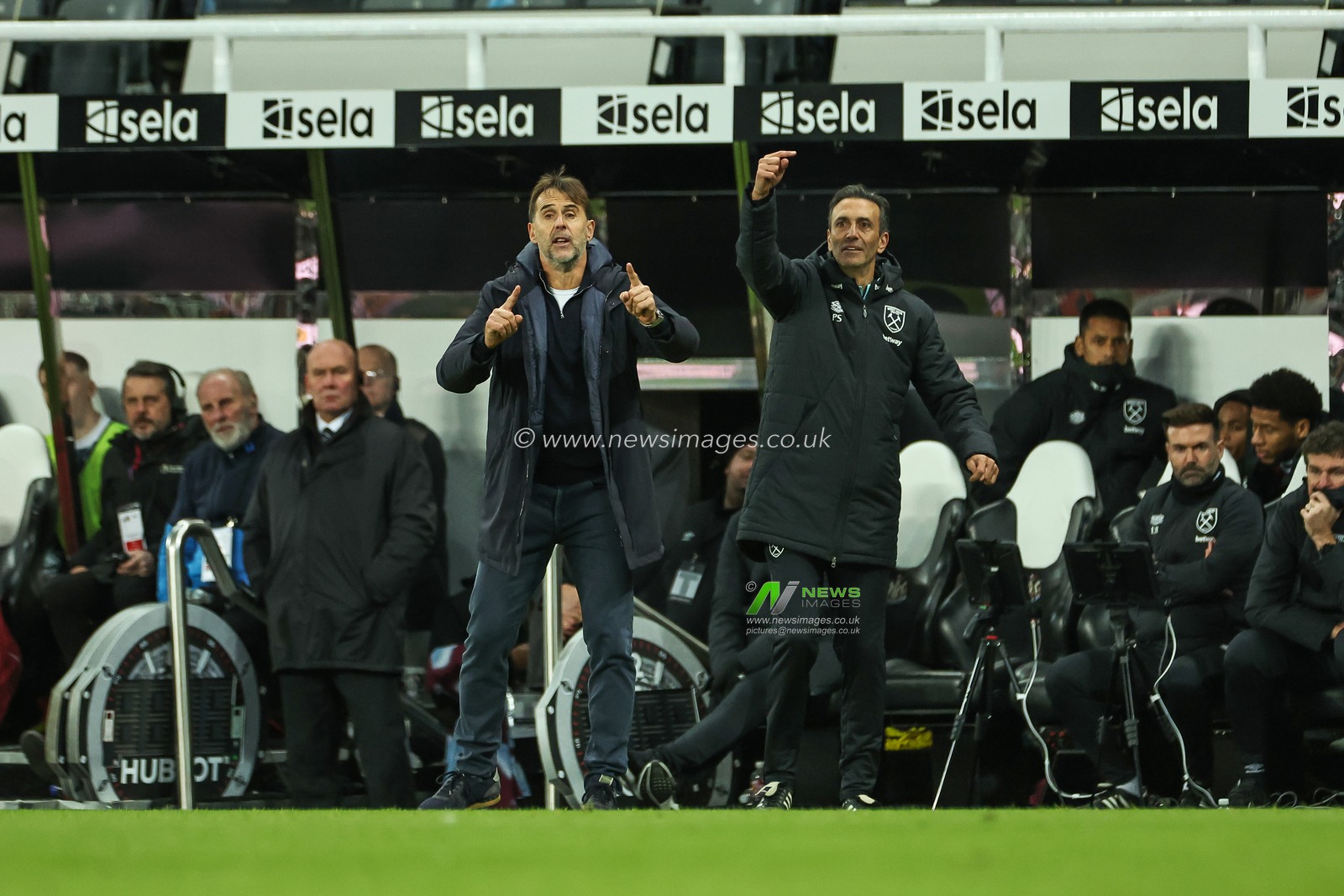 Julen Lopetegui manager of West Ham United gives his team instructions during the Premier League match Newcastle United vs West Ham United at St. James's Park, Newcastle, United Kingdom, 25th November 2024

(Photo by Mark Cosgrove/News Images)