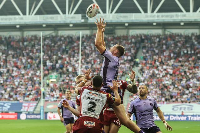 Joe Burgess of Hull KR jumps up to win the high ball during the Betfred Super League round 22 match Wigan Warriors vs Hull KR at The Brick Community Stadium, Wigan, United Kingdom, 15th August 2025

(Photo by Alfie Cosgrove/News Images)