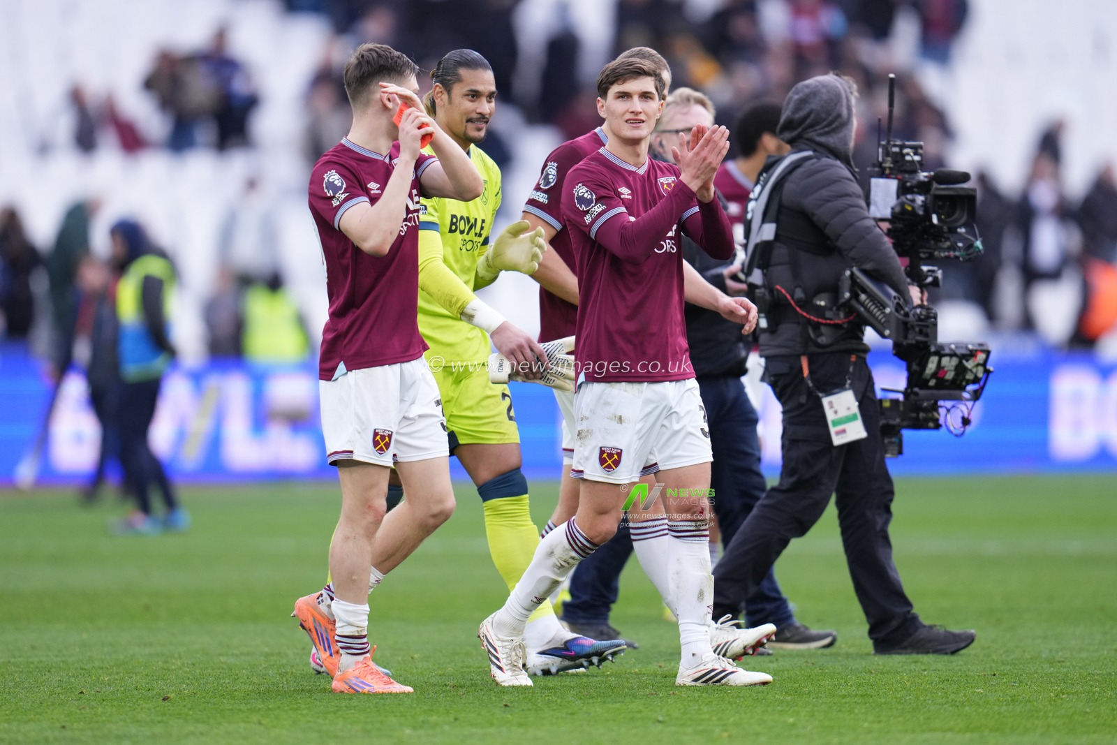 West Ham players applaud home support at full time during the Premier League match West Ham United vs Sunderland at London Stadium, London, United Kingdom, 24th January 2026

(Photo by Harvey Murphy/News Images)