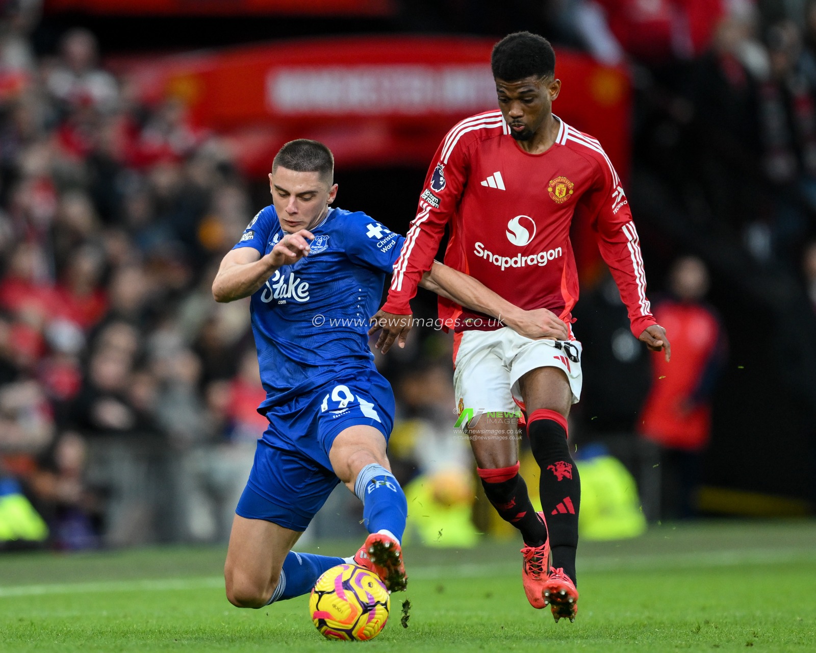 Vitaliy Mykolenko of Everton and Amad Diallo of Manchester United battle for the ball during the Premier League match Manchester United vs Everton at Old Trafford, Manchester, United Kingdom, 1st December 2024

(Photo by Craig Thomas/News Images)