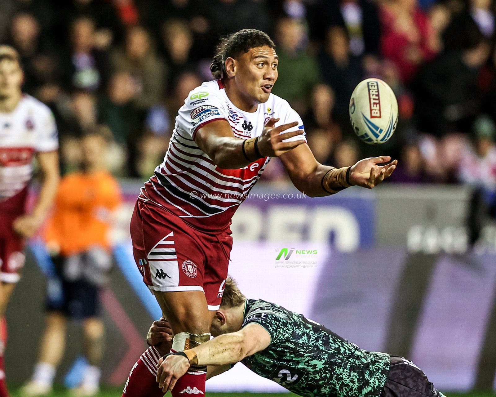Patrick Mago of Wigan Warriors passes the ball during the Betfred Super League match Wigan Warriors vs Leigh Leopards at The Brick Community Stadium, Wigan, United Kingdom on 26 February 2026

(Photo by Alfie Cosgrove/News Images)
