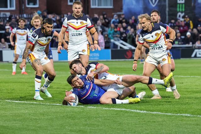 Caleb Hamlin-Uele of Wakefield Trinity goes over for a try during the Betfred Super League round 11 match Wakefield Trinity vs Catalans Dragons at DIY Kitchens Stadium, Wakefield, United Kingdom on 15 May 2026

(Photo by Mark Cosgrove/News Images)