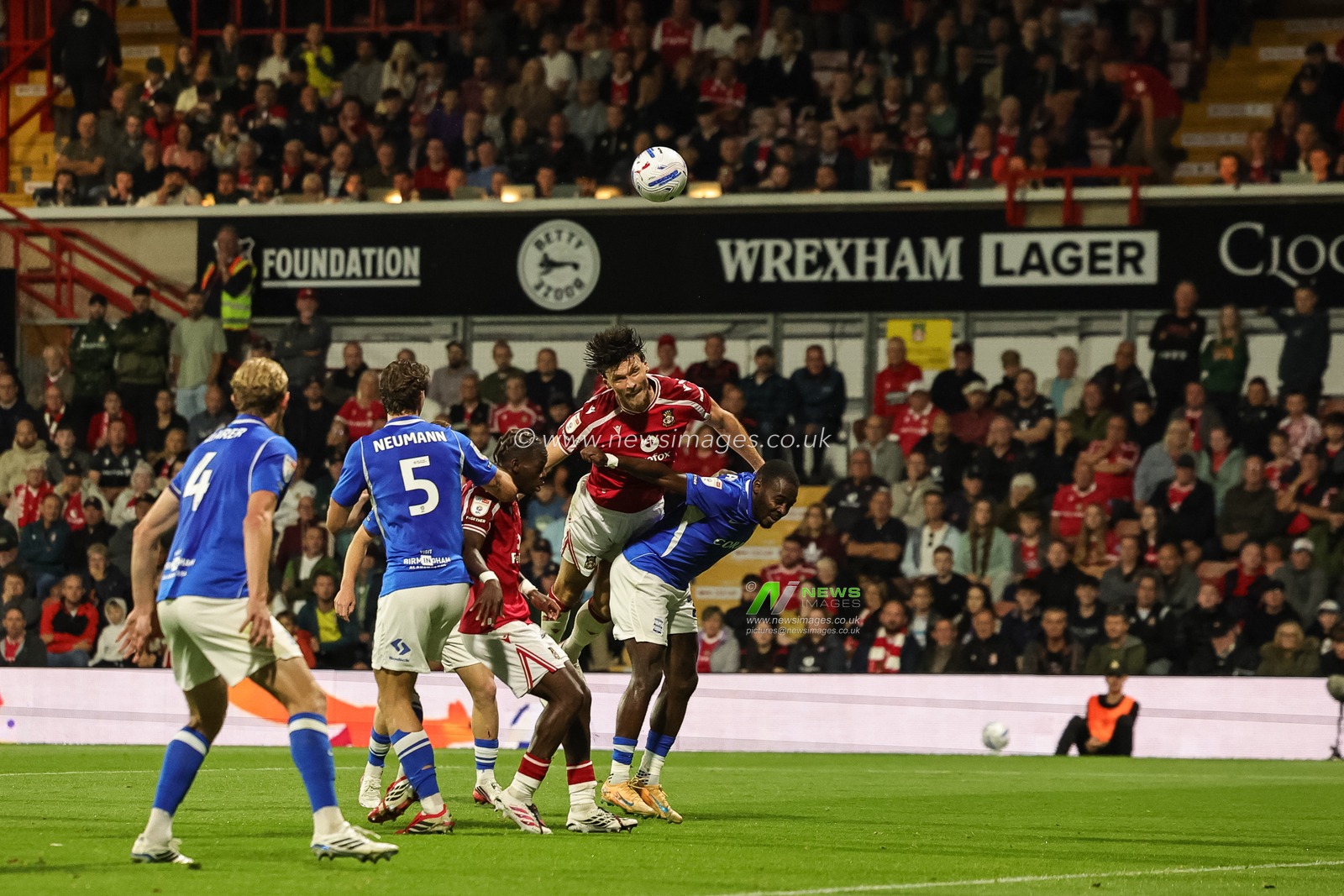 Kieffer Moore of Wrexham heads on goal during the Sky Bet Championship match Wrexham vs Birmingham City at The Racecourse Ground, Wrexham, United Kingdom on 28 August 2026

(Photo by Mark Cosgrove/News Images)