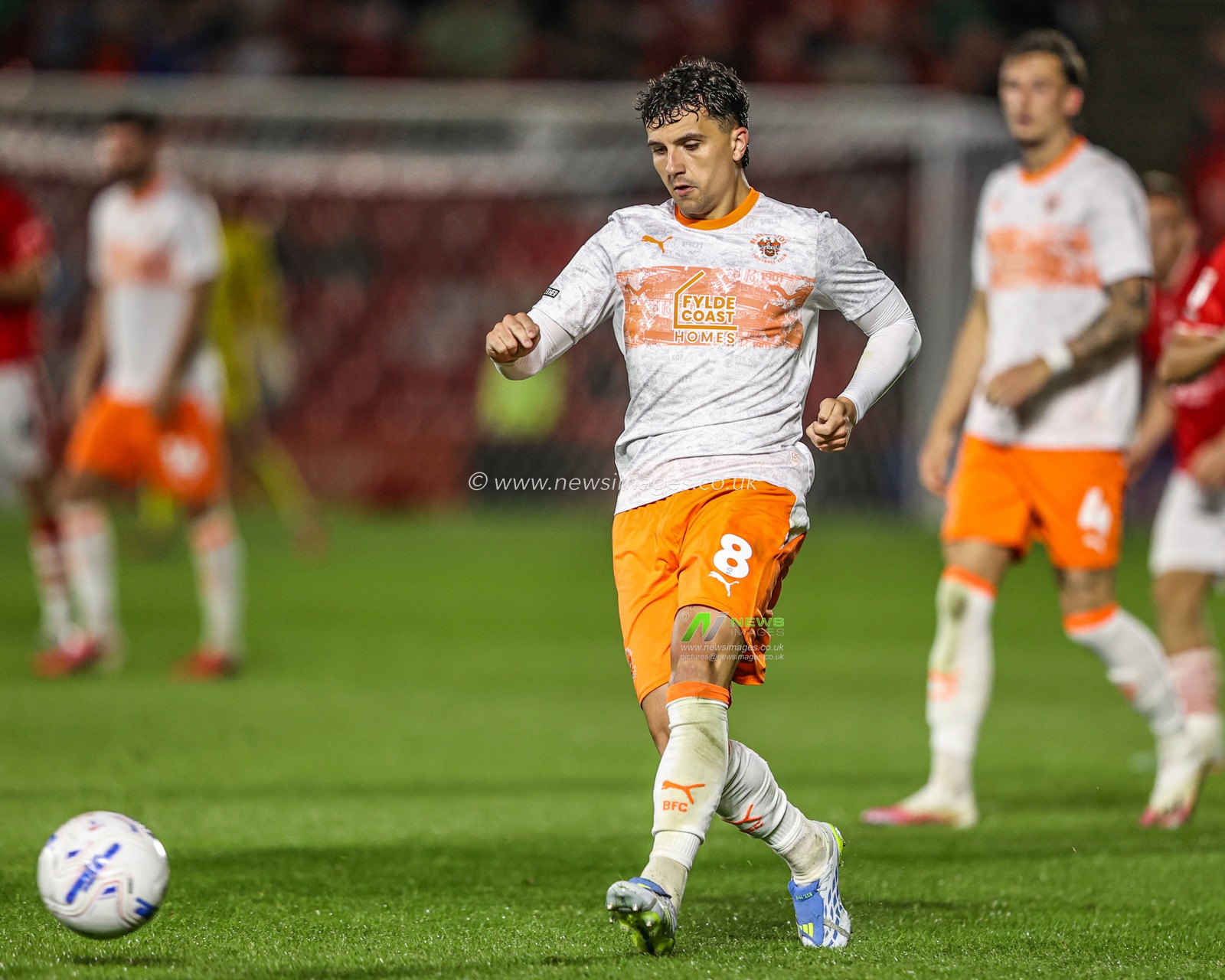 Albie Morgan of Blackpool passes the ball during the Sky Bet League One match Barnsley vs Blackpool at Oakwell, Barnsley, United Kingdom on 02 September 2026

(Photo by Alfie Cosgrove/News Images)