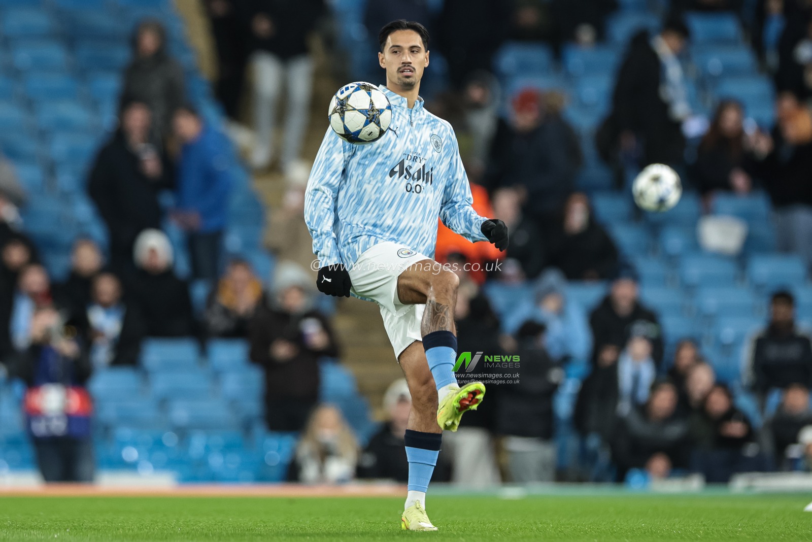 Tijjani Reijnders of Manchester City in the pregame warmup session during the UEFA Champions League Matchday 5 of 8 Manchester City v Bayer 04 Leverkusen at City of Manchester Stadium, Manchester, United Kingdom, 25th November 2025

(Photo by Mark Cosgrove/News Images)

*** GER AUT SUI OUT ***