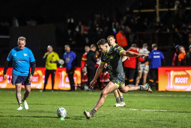 Jake Connor of Leeds Rhinos scores a penalty during the Betfred Super League round 7 match Bradford Bulls vs Leeds Rhinos at Odsal Stadium, Bradford, United Kingdom on 03 April 2026

(Photo by Alfie Cosgrove/News Images)