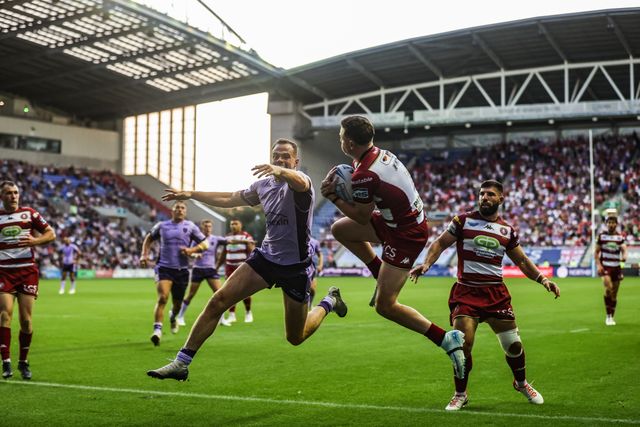 Jai Field of Wigan Warriors jumps up to win the high ball from Joe Burgess of Hull KR during the Betfred Super League round 22 match Wigan Warriors vs Hull KR at The Brick Community Stadium, Wigan, United Kingdom, 15th August 2025

(Photo by Alfie Cosgrove/News Images)