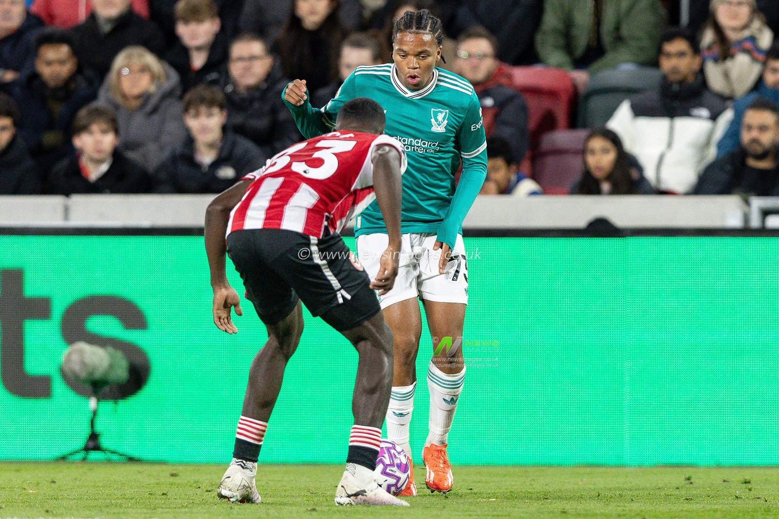 Michael Kayode of Brentford pressures Rio Ngumoha of Liverpool during the Premier League match Brentford vs Liverpool at The Gtech Community Stadium, London, United Kingdom, 25th October 2025

(Photo by Ian Stephen/News Images)