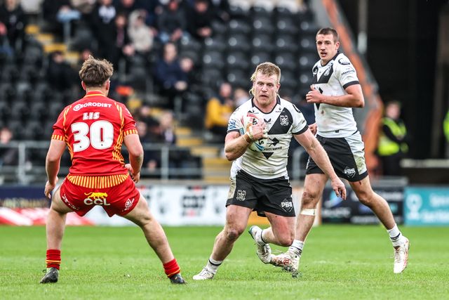 Brad Fash of Hull FC breaks with the ball during the Betfred Super League round 6 match Hull FC vs Catalans Dragons at MKM Stadium, Hull, United Kingdom on 29 March 2026

(Photo by Alfie Cosgrove/News Images)