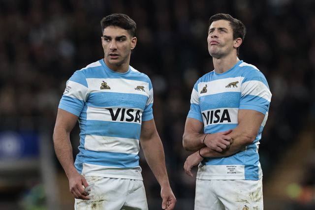 Santiago Carreras of Argentina speaks to Bautista Delguy of Argentina during the Quilter Nations Series 2025 match England vs Argentina at Allianz Stadium, Twickenham, United Kingdom, 23rd November 2025

(Photo by Mark Cosgrove/News Images)

*** GER AUT SUI OUT ***