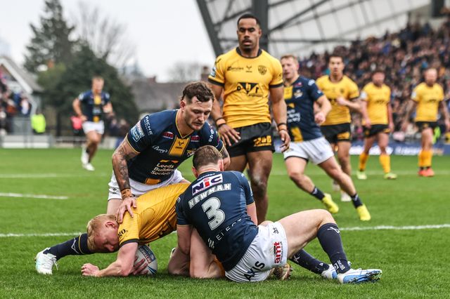 Zac Cini of Castleford Tigers is tackled by Harry Newman of Leeds Rhinos during the Betfred Super League round 4 match Leeds Rhinos vs Castleford Tigers at AMT Headingley Stadium, Leeds, United Kingdom on 08 March 2026

(Photo by Alfie Cosgrove/News Images)